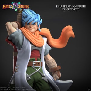 Puede incluir: Figura detallada de un personaje de "Ryu: Breath of Fire III". La figura tiene cabello azul, una bufanda naranja y un abrigo blanco. La figura sostiene una espada. El logo "Epics N Stuffs" está en la esquina superior izquierda.