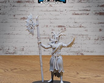 Può includere: Una figura in miniatura grigia e dettagliata di una creatura umanoide con corna, che indossa una tunica e tiene un'ascia grande. La figura è in piedi su una base rotonda. La miniatura è di 25,5 mm. #5047