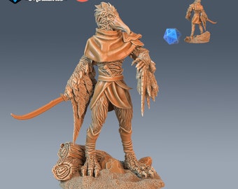 Puede incluir: Una miniatura impresa en 3D de color marrón, pre-soportada, de una figura humanoide con forma de pájaro que sostiene una daga. La figura lleva una capa y tiene alas emplumadas. La miniatura está de pie sobre una base con un tronco y arena.