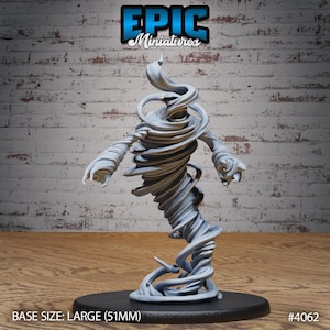 Puede incluir: Una miniatura gris en forma humanoide de un tornado, girando, de pie sobre una base negra. La miniatura mide aproximadamente 51 mm de alto. La miniatura está etiquetada como "EPIC Miniatures #4062".