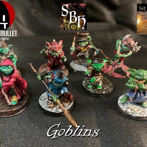 以下が含まれることがあります： 手描きで彩色されたミニチュアのゴブリン人形8体のコレクション。ゴブリンは様々なアクションポーズをとっており、明るく鮮やかな色で塗られています。人形は黒い表面に展示されており、その下に白い文字で「ゴブリン」と書かれています。