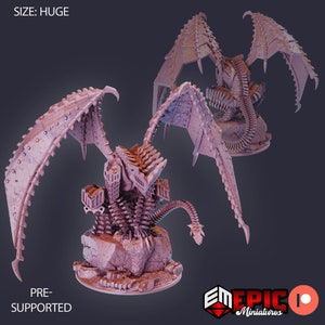Puede incluir: Un modelo de dragón mecánico impreso en 3D, pre-soportado y detallado, con una apariencia metálica y esquelética. El dragón está en posición con las alas extendidas y la cola enroscada. El modelo está impreso en color rosa claro y está sentado sobre una base rocosa. El texto "SIZE: HUGE" y "PRE-SUPPORTED" es visible en la imagen.