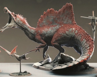 Puede incluir: Un modelo detallado de un dinosaurio Spinosaurus pintado en un esquema de colores rojo y gris. El dinosaurio está en pose con la boca abierta y la cola enroscada alrededor del cuerpo. El modelo está colocado sobre una base con una textura rocosa.