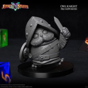 Puede incluir: Una miniatura de un búho en 3D impresa en gris, con casco y armadura, sosteniendo una espada y un escudo. La miniatura está pre-soportada y forma parte de un conjunto de miniaturas de fantasía.