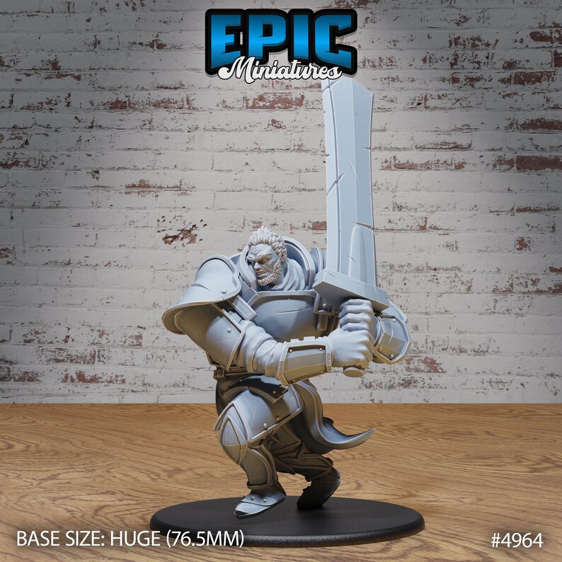 Puede incluir: Una miniatura gris sin pintar de un guerrero con armadura de placas completa, sosteniendo una gran espada. La miniatura est&aacute; de pie sobre una base redonda. La base est&aacute; etiquetada "BASE SIZE: HUGE (76.5MM)" y "#4964".