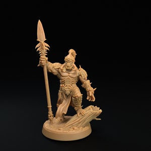 Könnte beinhalten: Eine braune Plastik-Miniaturfigur eines Ork-Kriegers, der eine Lanze hält. Der Ork trägt eine Rüstung und einen Lendenschurz. Die Figur steht auf einem Sockel mit einem Baumstumpf.