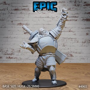 Puede incluir: Una miniatura de pl&aacute;stico gris de una figura grande y acorazada que sostiene una espada en llamas. La figura est&aacute; de pie sobre una base negra. BASE SIZE: HUGE (76.5MM) #4965