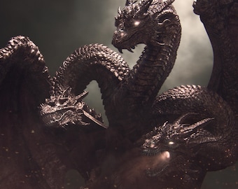 Può includere: Illustrazione digitale di un drago a tre teste con occhi luminosi e squame strutturate. Il drago è marrone scuro su uno sfondo fumoso. L'immagine include il testo "/NERIKSON".