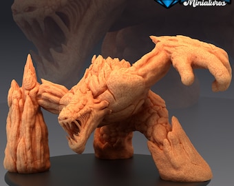 Pode incluir: Uma miniatura de criatura de pedra texturizada em laranja claro com uma superfície rochosa irregular, dentes afiados e uma postura agressiva. A figura apresenta formações cristalinas nas costas e membros, com o texto EPIC Miniatures visível.