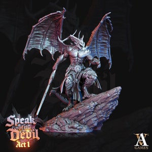Peut inclure: Une figurine miniature détaillée d'un démon avec des ailes, tenant une épée, debout sur une base rocheuse. La figurine est peinte dans des tons argentés et gris. La figurine fait partie du jeu "Speak of the Devil Act 1".