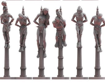 Könnte beinhalten: Sechs graue Skulpturen, die Figuren zeigen, die an Säulen gefesselt sind. Die Figuren variieren im Detail, einige skelettartig, andere mit Haaren oder einem Vogel. Jede ist an Knöcheln und Handgelenken gefesselt, mit einer spitzen Spitze auf jeder Säule.