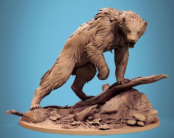 Puede incluir: Figura detallada de un oso pardo, posando sobre un tronco y terreno rocoso. El oso está esculpido con pelaje texturizado y se encuentra sobre un fondo azul. La base de la figura tiene el texto "The Tale of Archduke Mousin Volume III".
