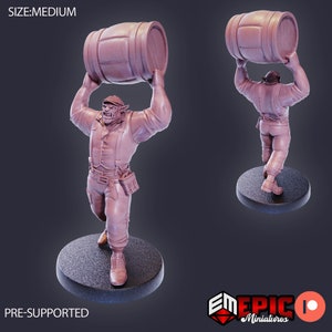 Puede incluir: Una miniatura impresa en 3D de un Orco sosteniendo un barril sobre su cabeza. El Orco lleva un sombrero y un chaleco. La miniatura está pre-soportada y lista para ser impresa.