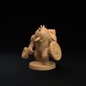 Könnte beinhalten: Eine braune, kleine Fantasy-Kreatur-Figur mit einem stacheligen Kopf, einer großen Nase, einem Schild und einer Axt. Die Kreatur trägt eine Rüstung und einen Rucksack.