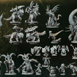 Könnte beinhalten: Eine Sammlung detaillierter, grauer Miniaturfiguren, die Fantasy-Kreaturen und -Charaktere darstellen. Das Set enthält verschiedene dinosaurierartige Figuren, berittene Kreaturen und kleinere humanoide Figuren. Der Text "AGAMA STAMPEDE ECHOES" ist sichtbar.