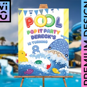 Könnte beinhalten: Eine farbenfrohe Poolparty-Einladung mit dem Text "Pool Pop It Party Derek's is turning 8". Die Einladung zeigt ein blaues und weißes Pop-It-Spielzeug in Form eines Hais, eine gelbe Gummiente und eine Welle.