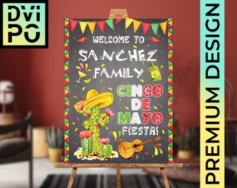 Puede incluir: Un letrero de pizarra con un mensaje de bienvenida a la familia Sánchez para la fiesta del Cinco de Mayo. El letrero está decorado con un cactus, un sombrero, una guitarra y confeti de colores.