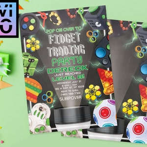 Op de afbeelding: Een zwarte en groene uitnodiging voor een fidget-ruilfeest. De uitnodiging heeft een neon-groen en zwart ontwerp met een verscheidenheid aan fidget-speelgoed, waaronder pop-it-speelgoed, fidget-spinners en een kubus. De tekst op de uitnodiging luidt "Pop on over to Fidget Trading Party Derek Just Reached Level 8!" en bevat de datum, tijd en locatie van het feest.