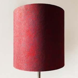 Paralume eleganza fascino poesia calda atmosfera trasparenza fibre cartamodello piccoli punti blu su sfondo rosso carta mano