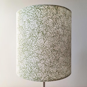 Paralume eleganza fascino poesia calda atmosfera trasparenza fibre di carta disegno fogliame verde su fondo bianco carta fatta a mano