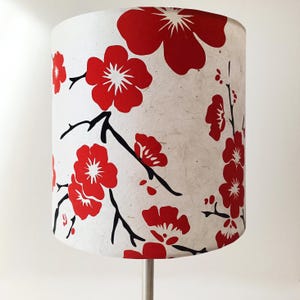 Paralume eleganza fascino poesia calda atmosfera trasparenza fibre di carta motivo foglia di ciliegio rosso su sfondo bianco carta fatta a mano