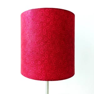 Paralume eleganza fascino poesia calda atmosfera trasparenza fibre di carta fantasia fiore rosa su fondo fucsia carta fatta a mano