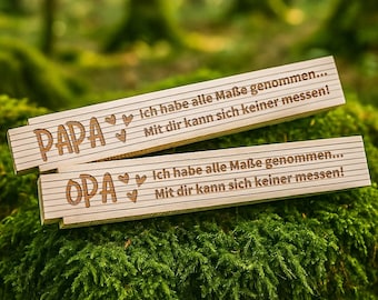 May include: Two wooden signs with the words "Papa" and "Opa" on them. Each sign has three small hearts and the text "Ich habe alle Maße genommen... Mit dir kann sich keiner messen!" which translates to "I have taken all measurements... No one can measure up to you!"
