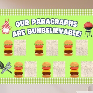 Könnte beinhalten: Eine grüne Pinnwand mit einem karierten Rand. Die Tafel zeigt den Text "OUR PARAGRAPHS ARE BUNBELIEVABLE!" in blauen und weißen Buchstaben. Es gibt Bilder von Hamburgern mit Papier in den Brötchen, einer rot-weiß karierten Schürze, einem Spatel und einer Zange sowie einem roten Grill.