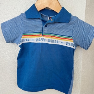 T-shirt de baseball Carter's des années 90, col rayé avec inscription PLAY BALL indiquant la taille 24 mois