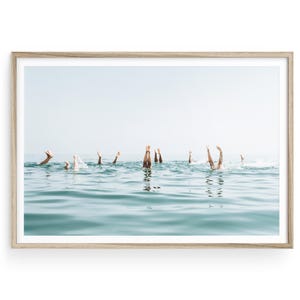Handstand See Foto Druck, Sommer Schwimmen Fotografie, Blau Küsten Wand Kunst, Spaß Strand Haus Dekor, Beine im Wasser Schwimmen Wand Dekoration