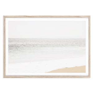 Impressão artística minimalista de paisagem costeira: fotografia de praia neutra