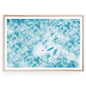 Stampa fotografica aerea di surf, arte murale minimalista dell'oceano, foto di surfista con o senza cornice, decorazione estiva artistica con paesaggio marino blu