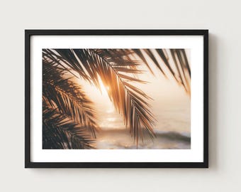 Sfeervolle tropische zonsondergang op een eiland - Muurdecoratie met foto van een strand met palmbomen aan de kust.