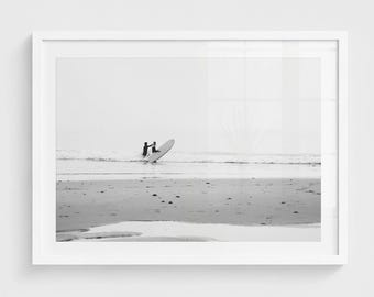 Schwarzweißer Surfer Print - Minimalistische Strandwandkunst, Küstenfotografie, modernes Surfdekor
