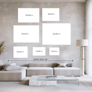 Puede incluir: Un sal&oacute;n moderno con un sof&aacute; y una colecci&oacute;n de lienzos rectangulares en blanco de varios tama&ntilde;os en la pared. Los lienzos est&aacute;n etiquetados con sus dimensiones en pulgadas, incluyendo 11x14, 12x18, 16x20, 18x24, 20x30, 24x36 y 30x40 (28x36, 30x46, 41x51, 46x61, 51x76, 61x91, 76x101 cm).