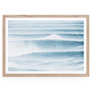 Zachte blauwe oceaangolven print – rollende golven kustfotografie, minimalistische zeegezicht beeldende kunst, ingelijste of ingelijste muurkunst