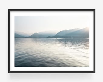 Arte mural con paisaje de lago de montaña: impresión fotográfica minimalista italiana enmarcada