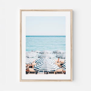 Impresión de playa con sombrilla a rayas, fotografía del océano en la Riviera Francesa, arte mural costero enmarcado, decoración de lujo para una isla de verano, póster turístico chic