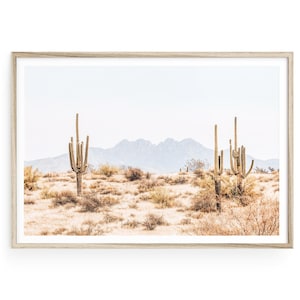 Stampa Four Peaks Arizona, stampa murale con paesaggio desertico di cactus Saguaro, decorazione con cornice in stile sud-ovest neutro, decorazione da parete per soggiorno in stile boho
