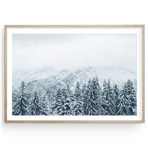 Stampa di foresta innevata - Fotografia di paesaggio invernale, decorazione murale di baita di montagna, foto di pini incorniciati, arredamento minimalista per baite da sci