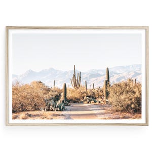 Stampa artistica del deserto dell'Arizona, foto incorniciata di un paesaggio bohémien con cactus saguaro, decorazione da parete dai toni caldi della terra, grande stampa fotografica orizzontale