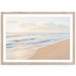 Impressão costeira de praia de belas artes: paisagem marinha em tons pastéis minimalistas e suaves, arte horizontal grande com ou sem moldura