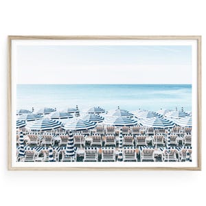 Französische Riviera Strand Druck, Blaue Regenschirme Sommer Foto, Küsten Wandkunst, Fine Art, gerahmt oder ungerahmt, mediterrane Strandszene