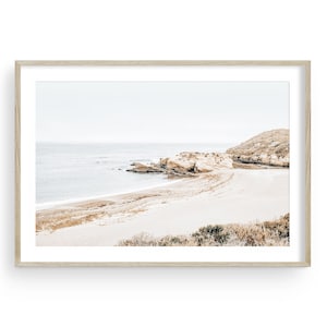 Impressão de praia da Montanha de Ouro, belas artes costeiras boho, fotografia de praia bege neutra, litoral da Califórnia em tons suaves, arte de praia emoldurada ou sem moldura