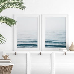 Oceaan muurkunst set van twee prenten, blauwe golven muurkunst, ingelijst of niet-ingelijst modern strandhuisdecor, minimalistische rollende golven fotografie