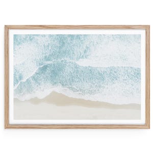 Impressão aérea de praia: fotografia costeira neutra do oceano, arte de parede minimalista