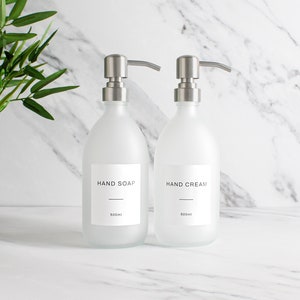 Juego de dos botellas de vidrio blanco esmerilado para jabón y crema de manos: dispensador rellenable y bomba con etiqueta blanca impermeable / Ecológico