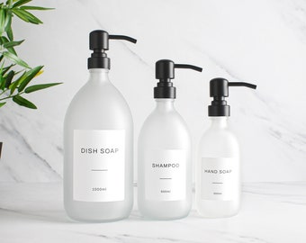 Bouteille en verre transparent dépoli - Distributeur de savon coloré rechargeable avec pompe et étiquette en métal noir mat | Pour shampooing, après-shampoing, crème pour les mains