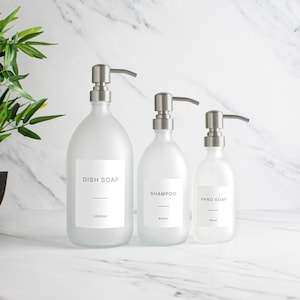 Bouteille en verre transparent dépoli Distributeur de savon coloré rechargeable avec pompe et étiquette en métal argenté Pour shampooing, après-shampoing, crème pour les mains image 1