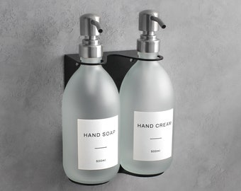 Doppelte Wandhalterung und weiße Glasspender im Zweier-Set - Premium-Edelstahl-Pumpflaschenhalter für Seifenetiketten